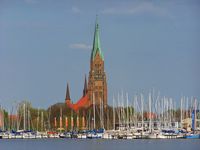 Schleswiger Dom mit Segelbooten